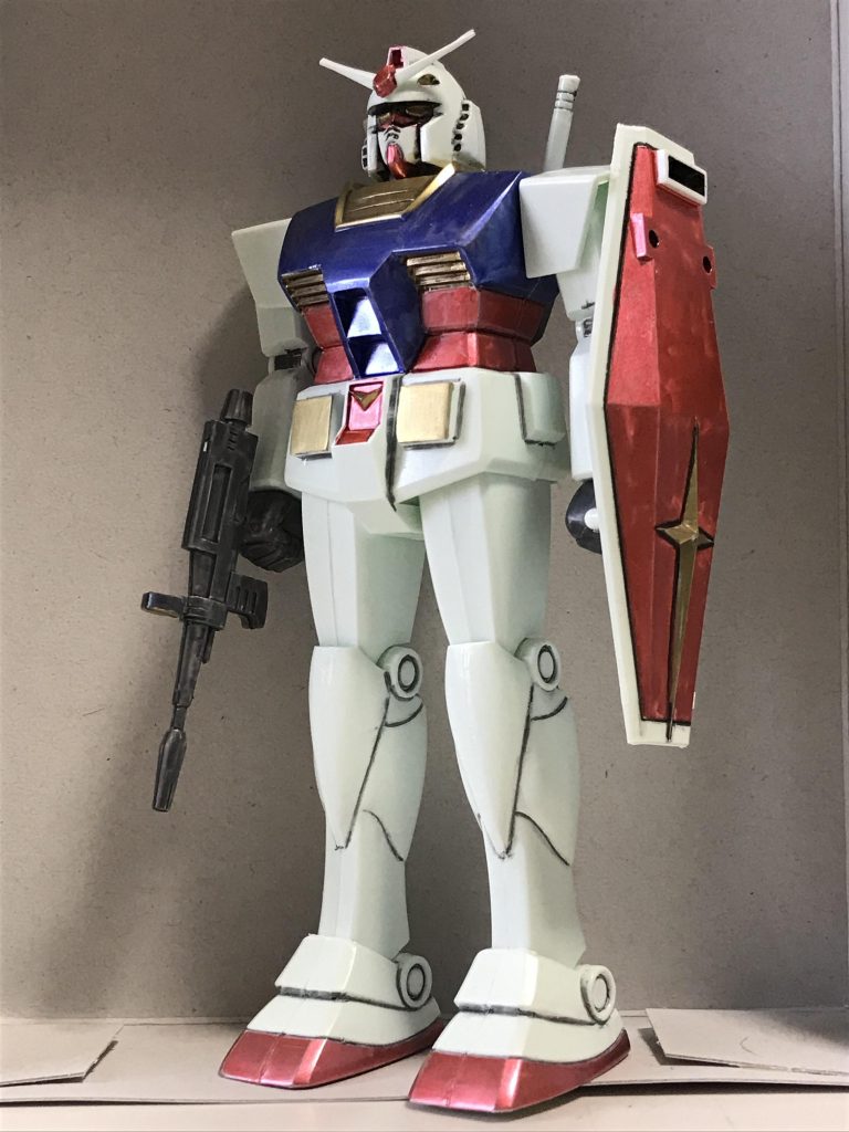 約40年前の自身の作法に近づけるため、ニッパー、ガンダムマーカー、瞬間接着剤のみで組みました。それ以外には何も使わないしばりです。仕上がりもノスタルジー満点です（笑）
実際には当時は、爪切り、マッキー、円錐形の瓶に入った接着剤（メーカー不明）を使っていました。また、セロハンテープでマスキングしていましたが、今回はマステも無いしばりです。当然、ヤスリも無いしばりで、合わせ目は消せません。

使ったガンマカは、メタバイオレット、メタレッド、ゴールド、グレー、リアルタッチのグレー２＆３です。
道具が良いので、これでも当時の自分よりは上手にできたと思います(^^)