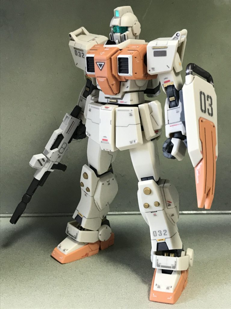 色分けが足りないのは、胸の排気口？の白、逆三角マーク（デフォルトはシール）、シールドの取っ手、襟の内側、スネの下部の台形部分のグレー、程度です。はじめからモールド類も多く、墨入れだけでとてもカッコよくなります。