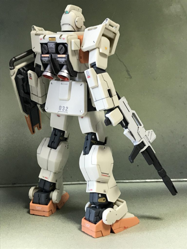 バックパックは真っ白（設定どおり）だと寂しく感じ、焼鉄色で塗り分けました。
陸ガンやEz8のようにウェポンコンテナやパラシュートパックを積む背負子がない分、むしろガンダムっぽい後ろ姿だと思います。