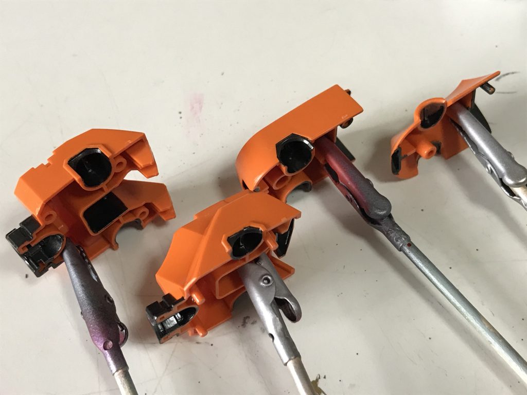 成形色のオレンジ色です。「虎」というより、ジャイアンツカラーです(笑)