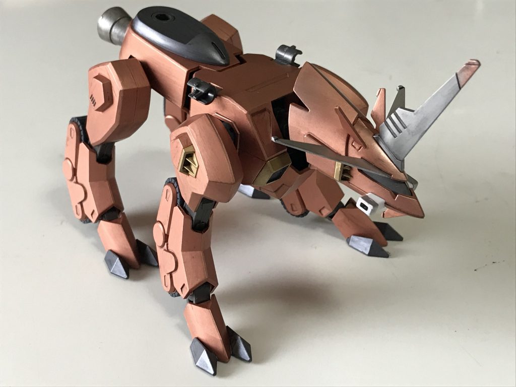 今回はほとんど Mr.メタルカラーの筆塗りです。オレンジ色の部分はカッパー、黄色の部分はブラス、白の部分はクロームシルバー、グレーの部分はアイアン、バーニア外側はステンレスです。一部アルミも使いました。
砂漠で使われた機体とはいえ、エース機はやっぱりメタリック&ピカピカが似合うと思います(^^)
あ、この写真では少し間違って組んでいる箇所がありますが、その後気づいて直しました。