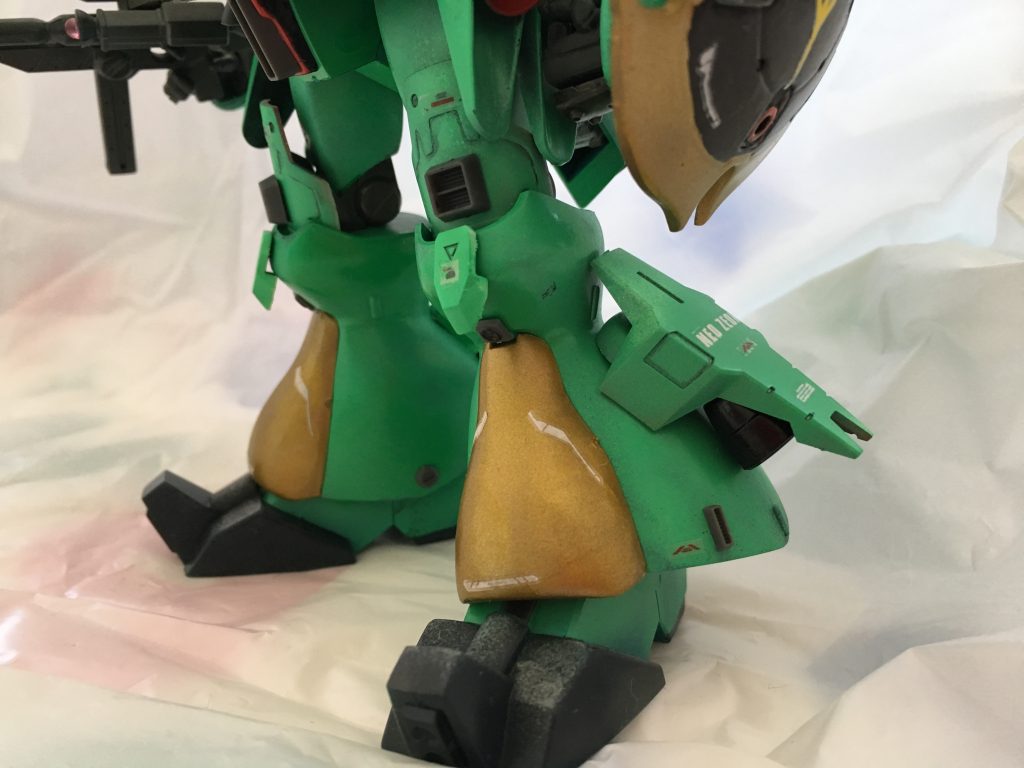 足は軸を一旦切り離してハの字に開くよう角度を調整しました。