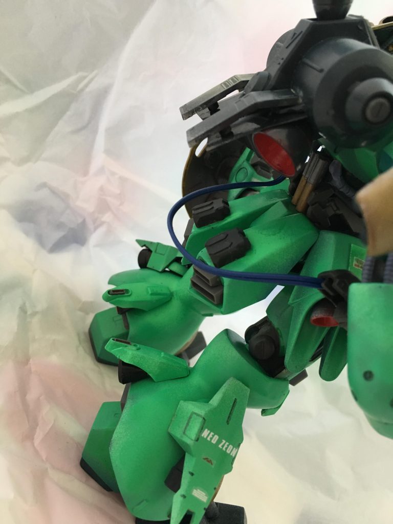 バックパックとライフルをケーブルで接続するオリジナル設計。
足もスラスターモリモリに。