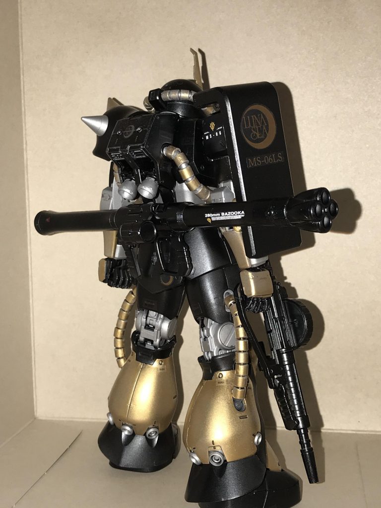 デカールはシャアザクのままだから、黒の機体に黒のデカールでは目立たないので大部分を省略。
ただ貼るのが面倒だっただけなのは、ここだけの話だ。