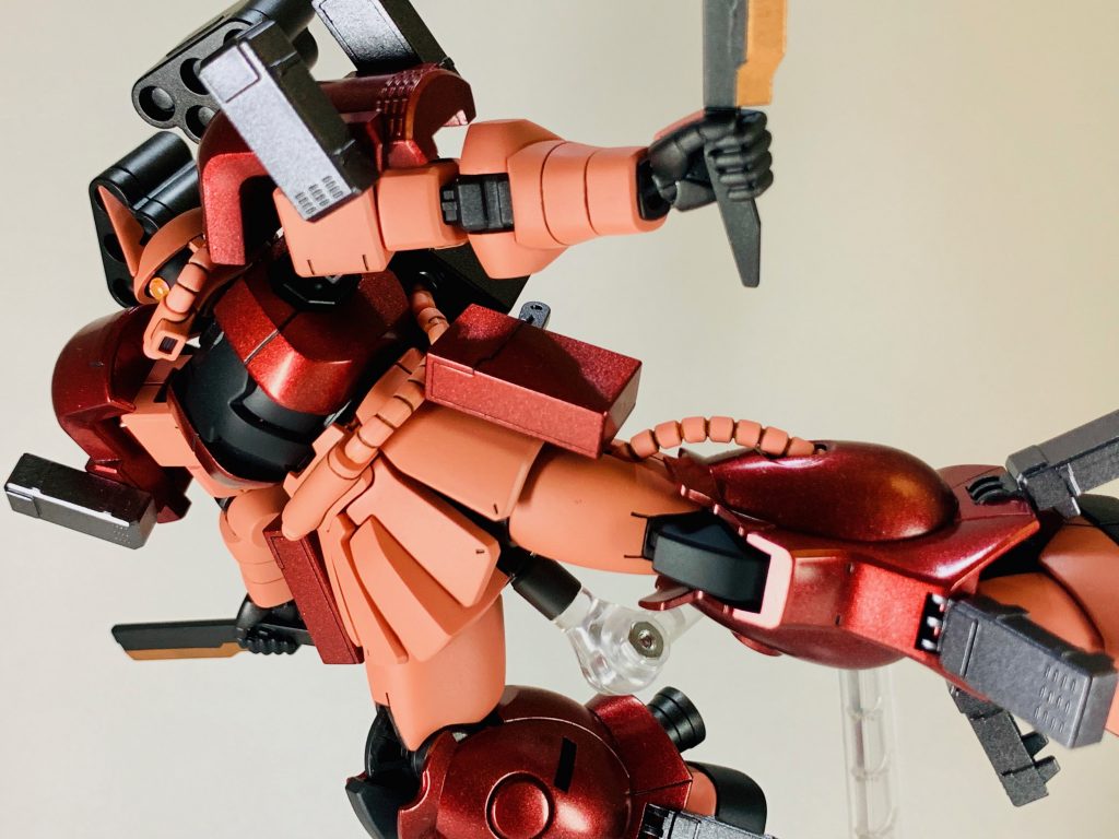 肩や胴体など、各部にモールドを追加したりプラ板を貼ったりしています