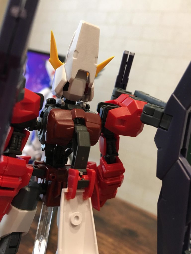 バックパックには変形時の機種パーツが付いてます