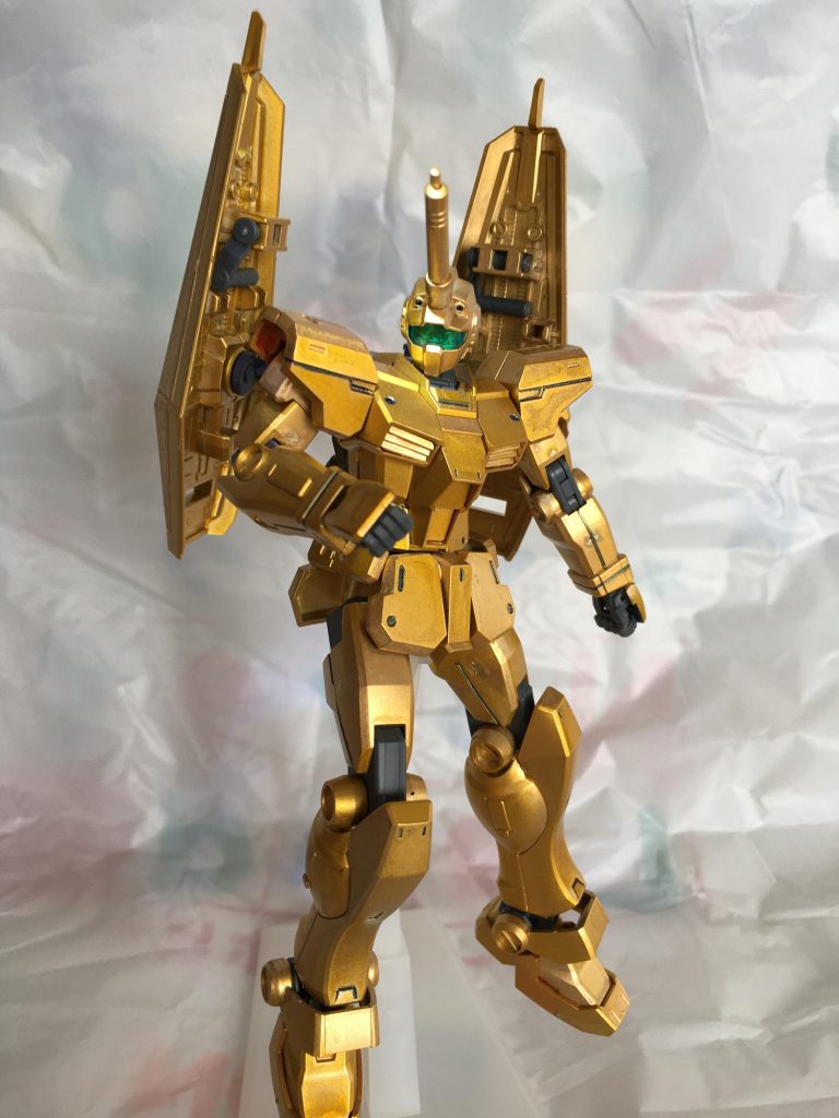 スミ入れを青ペンで行い、装甲の隙間から漏れ出るサイユフレームの光を再現したつもりです。

あくまでつもり。