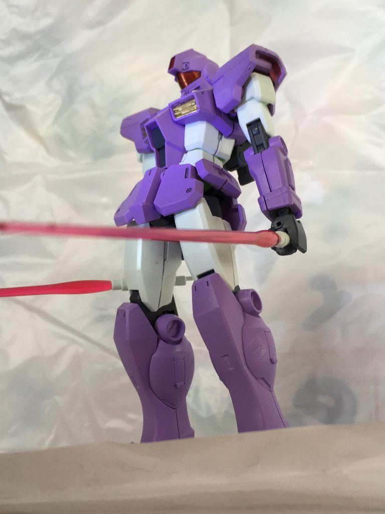 EXAMシステムのようにメインカメラが赤く発光するのは本機独自の機能となる。
ただ、赤く発光している間は特段性能がアップするわけでもなく、ただ光っているだけで普段と何も変わらない。
性能がアップしたように敵も味方もパイロットも錯覚する。
ただそれだけである。
一定時間経過すると時間切れになったように自動的に元に戻るが、これまた性能的に変化しないので、完全にただの演出である。