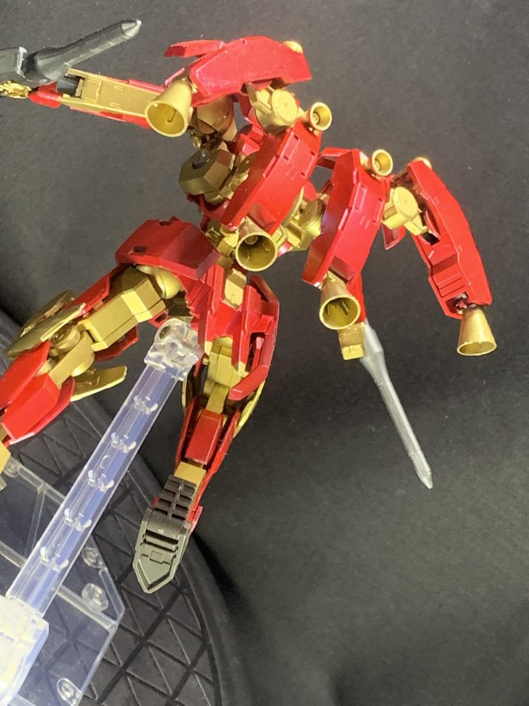 バックパック展開、および後ろから見るとこんな感じです。
機体のコンセプトに合わせてバックパックのスラスターはそれぞれ元のを切り落として大型のものを接着しています。
腰の後ろ部分はジャンクパーツにあったエクシアのものを着けています。