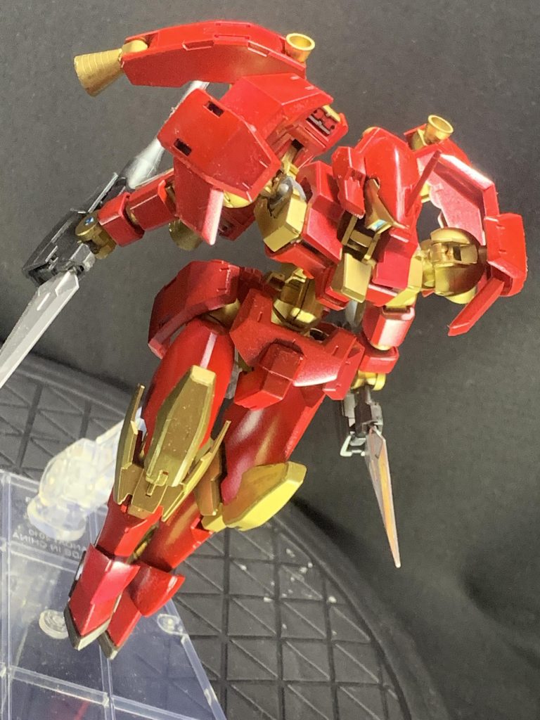 ケースに入れてたんですが細かいホコリが…
肩アーマーはもう一機の肩アーマーを接着剤で着けています。
稼働させられるようにしたかったけど、この頃あんまりジョイントパーツとか工具を持ってなかったので断念しました。