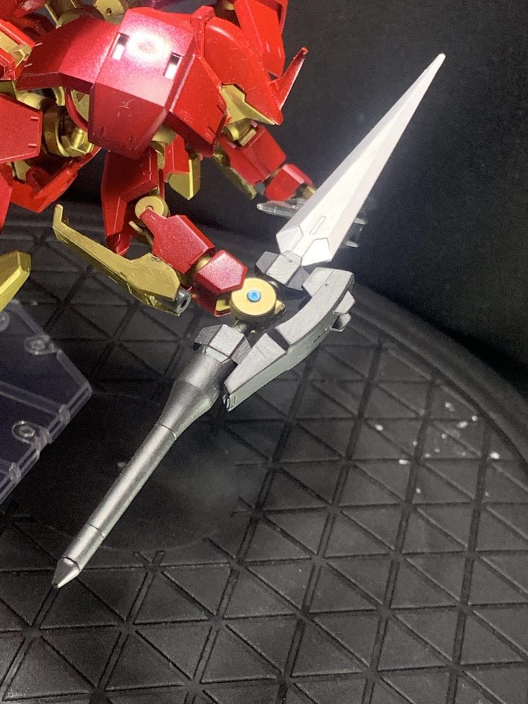 武装自体はかなり少なくて2種類のみ。
まずは両手に1本ずつ持っているパイルソード。
ツインパイルにエクシアのサーベルを取り付けたものです。