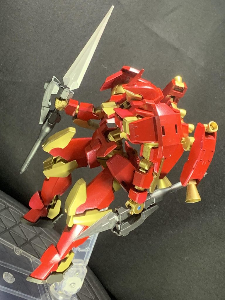 全体像はこんな感じです。
レギンレイズをベースにもう一機の装甲とバックパック、ジャンクパーツを着けています。
機体設定としては、レギンレイズジュリアとは別アプローチでレギンレイズの改良機を開発する目的で作られた機体で、機体の性能を向上させつつ整備性を重視して開発されているため、従来のレギンレイズのパーツを流用してスラスターの増加等を行っている。
強化された機動力を生かすために、高機動近接戦闘用の機体として調整されていて、武装も近接用メインの機体という設定です。