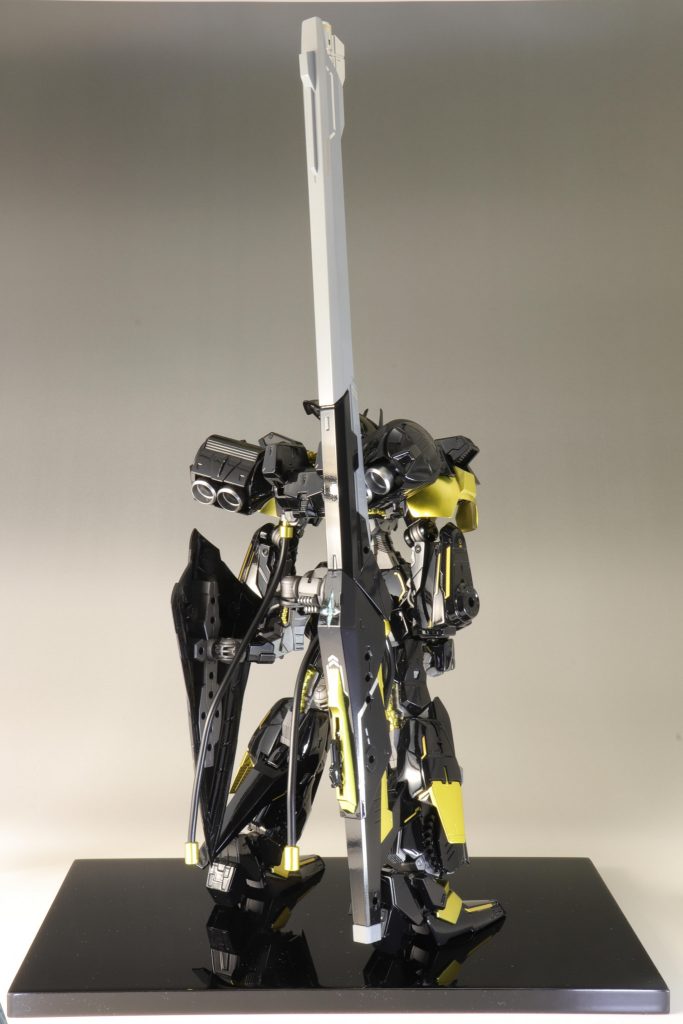 腰から伸びるサブアームにランチャー&シールドを装備
長大なランチャーを背負い，目を引くシルエットになったと思います
ものとしてはメガミデバイス