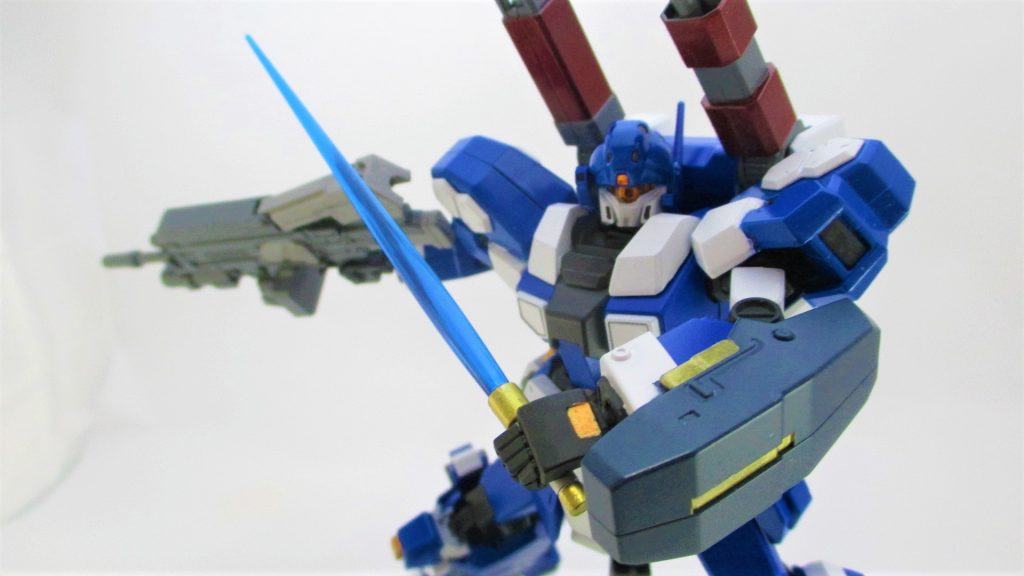 サーベルもゴールドなどで塗り分け刀身も月光らしく青くしてあります