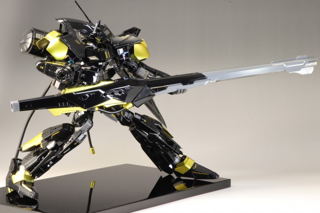 ランチャー射撃体制に移行！
どうみてもKOGです本当に(ry
各所の虹色に光る十字架は漆器の技法のひとつである螺鈿(らでん)を参考に，貝殻のシートを表面に張り付けています
とても美しいのでどうしても取り入れたくなり、このように貼り込んでみました！
もっときれいに使えるように今後も使っていきたいですね