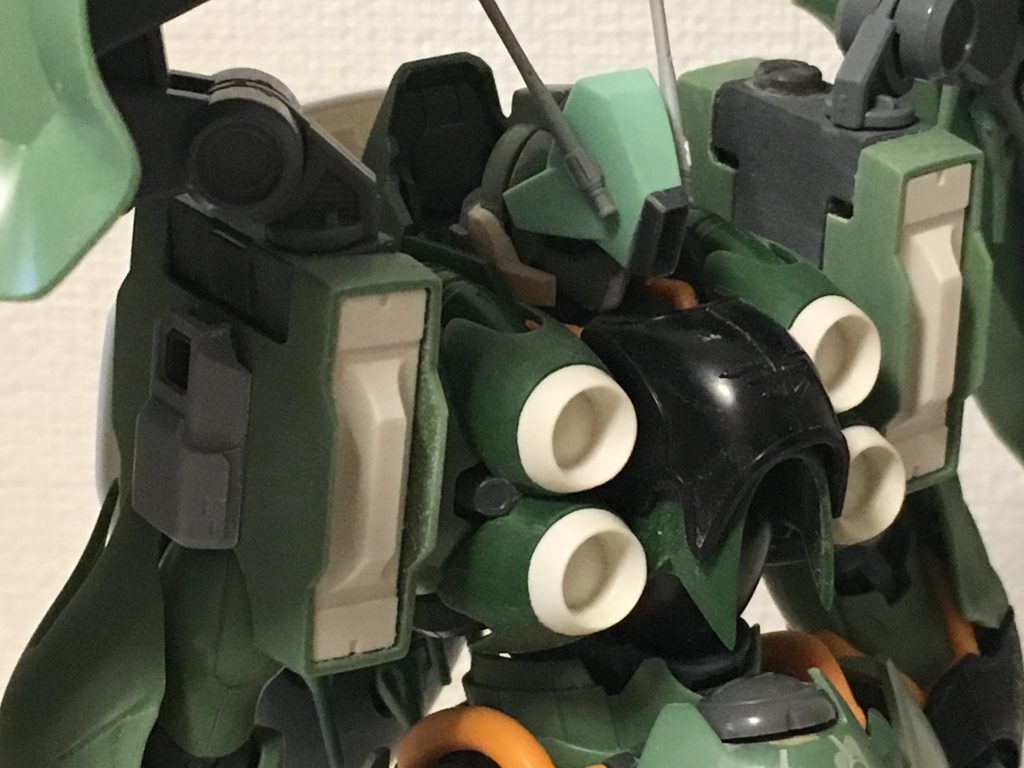 <フェイス>
REガンイージ―にMGジェガン、ビルダーズパーツにMSG、ホホあては、HGUCのGMⅢから流用しました。