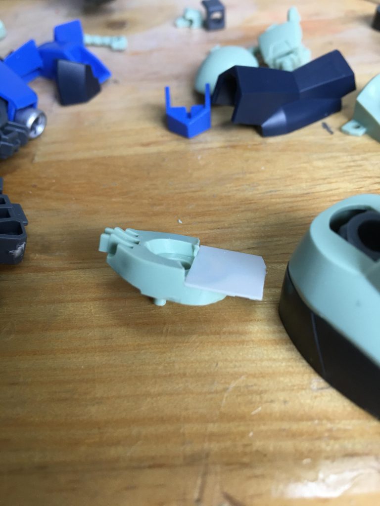 ザクとグレイズはプロポーションがかなり違うため、ミキシングする上でパーツの干渉がかなりありました。そのためプラ板で色々削ったり埋めたり地味に苦労しました。
写真は後頭部下側が胸部パーツと干渉し、頭が回せなかったため切り落とした図。