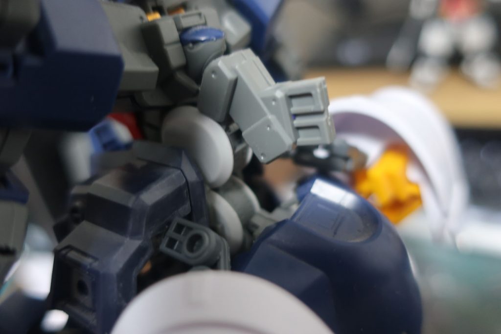 背中のユニットはここにハマるんよななぜか。ちょっとプラ板貼って厚くするときちんとハマるようになるよ