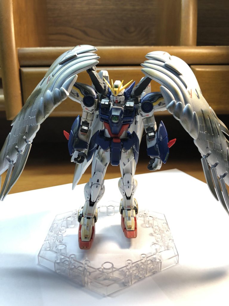 機動戦士ガンダムWを見たことがないのでよくわからないのですが、組み立ててみると、カッコいいガンダムですね!足に砂埃のウェザリングを施しましたが、基本は宇宙か空でしか戦わないことを施す前には知っていましたが、エクバでは陸上でも戦うので、汚しました。
腰のウェザリングは焼け跡をイメージとしたウェザリングとなっております!
余談なのですが、このポージングが撮った写真の中で一番ダサいと思っています…メイン写真が一番カッコいいと僕の中で話題となっています