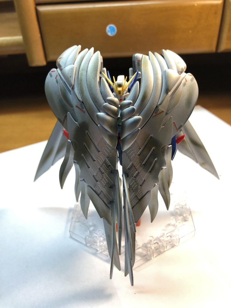 大気圏突入モード!なんか守護天使みたいでカッコいいです!アクションベースを持っていれば、宙に浮かして写真を撮りたかったのですが、生憎このご時世、近所のプラモ屋さんまだ開店していませんでしたので買えませんでした… 左翼と右翼はどうあがいても、組み立て説明書の構図のようにうまく閉じませんでした…どうしたらいいのでしょうかね?わかる方がいましたら、アドバイスの方、お願いします!