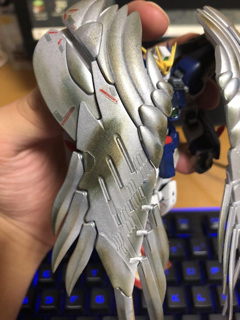 ちなみに翼に変な影ができていたと思いますが、両翼にもウェザリングを施してあります!一応、ビームライフルやビームサーベルなどで傷んだ感じを出したのですが、なんかデコレーションみたいに見えますね…もう少し派手にウェザリングした方がよかったですかね…探り探りなので難しいです…