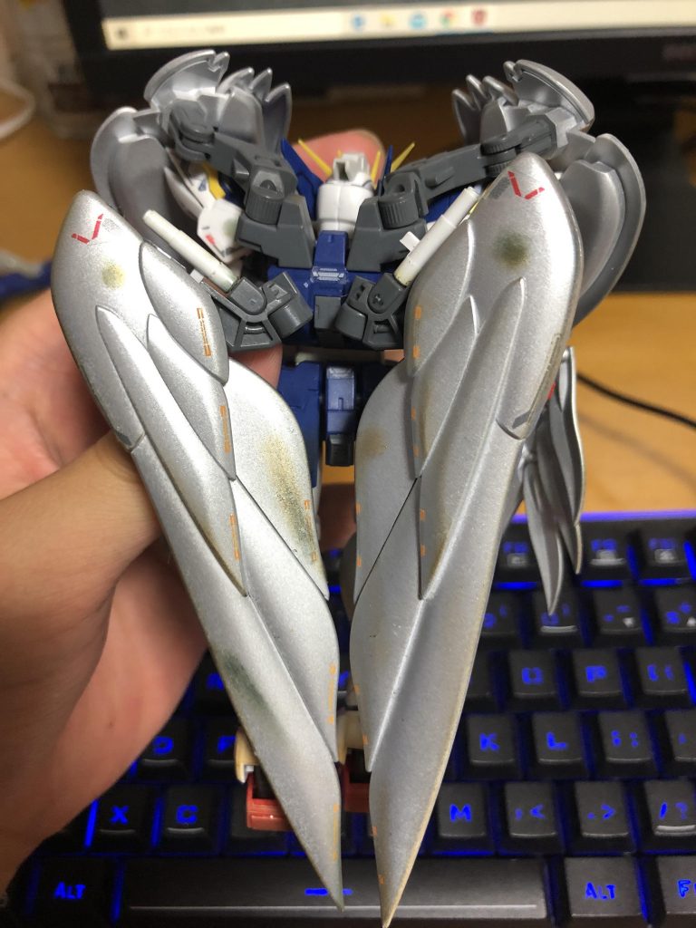 後ろの両翼にも焼け跡のウェザリングをしてみました!微妙ですね。やはりこう見てみるともう少し派手にやってもよかったのかもしれないと思います…。
初めてだらけのことなので上手いこと作成できているか分かりませんが、アドバイスなどがありましたら教えてください!次回作るガンプラに組み込んでいきたいと思います!
最後まで御覧いただきありがとうございました!