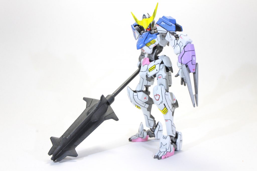 ユニバーサル・ユニットのガンダムバルバトス第3形態にモールドを追加して全塗装しました。プロポーションはもともと格好いいのでいじっていません。メイスにパテでおもりをつけたぐらいです。