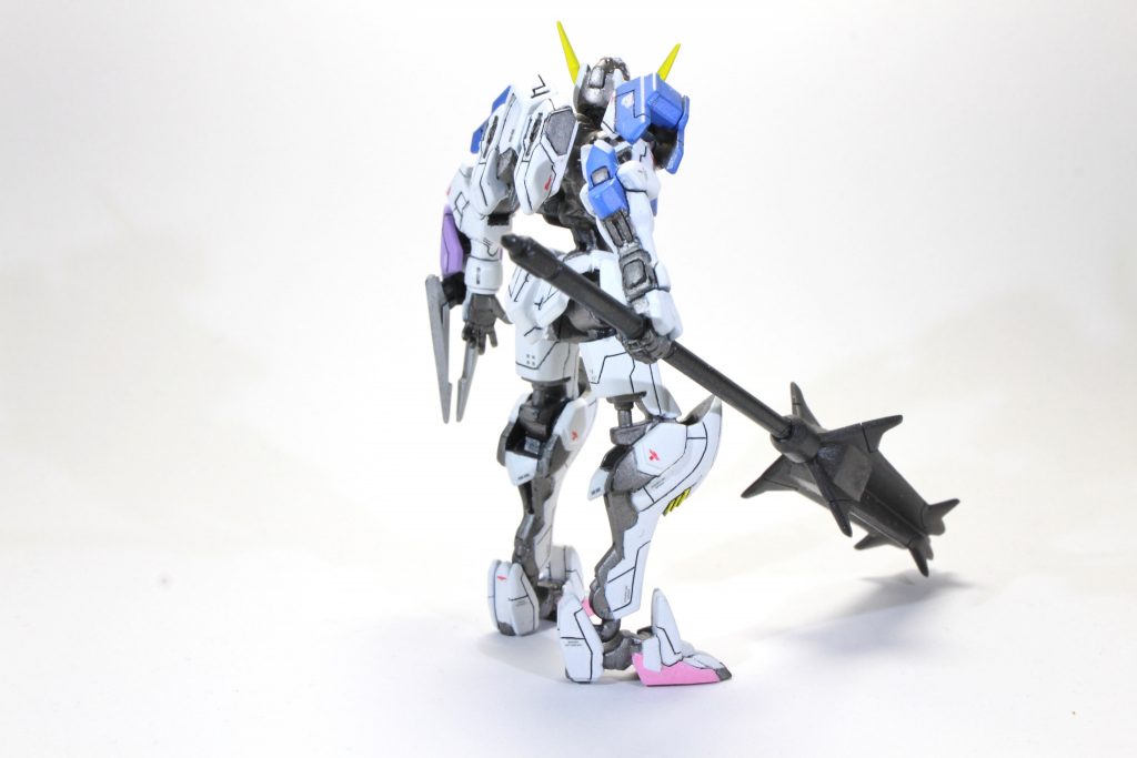 第3形態なので肩アーマーはグレイズのものですし、腕は左右バラバラだったりします。左腕のワイヤークローもシュヴァルベ・グレイズから鹵獲したもの。