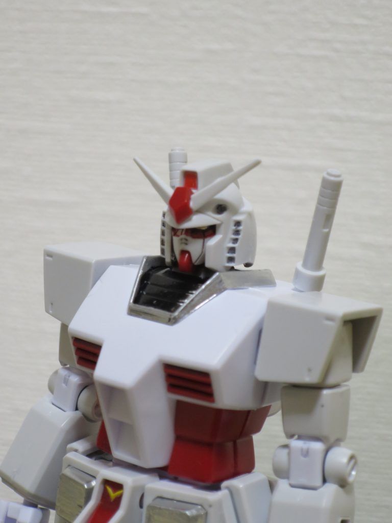 ロールアウトカラー”風”としたのは、本物は腹巻が白なんですね。画稿によっては赤いのもあったような気がしますが…
腹部真ん中の階段状の所は赤く塗られてましたね。

後、2019Ver.は関節が白いので、通常のHGUCとニコイチにすると関節が白いアニメ設定画準拠風の仕上がりになりますね。