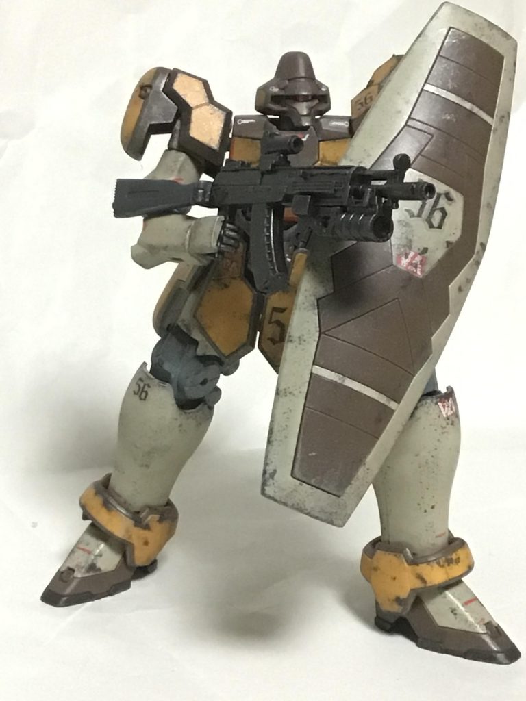 ごついライフルはコトブキヤさんのアサルトライフルです。そのままだときついので手の内側を削りました。