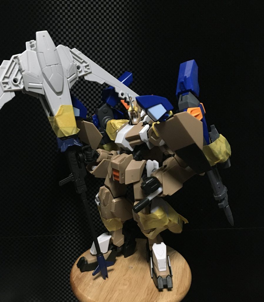 初期案
グシオンに狙撃モードがあってシグーディープアームズのビーム発射機構を利用したいと思ったことがはじまり
左腕に装備されているシザーアンカーはソードカラミティのロケットアンカーを改造した経験を活かして制作