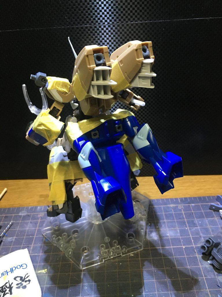 ディープアンカー・ユニットのボツ案
設定を考えていくうちにディープアンカーのワイヤー部分が発射部分のみで収まらないと考えたため、腰部分にワイヤーを収納しておけるユニットを考えました。
ユニットが負荷にならないようにさらに推進力を求めようかとおもったのですが、腕の装備に干渉してしまうためボツに。