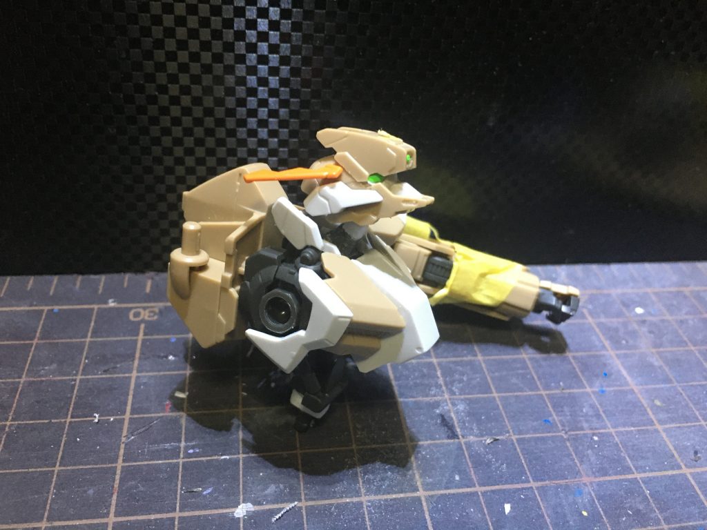 本機は首をと腰の部分を延長してあります。
最初はどちらも3mm延長したのですが、流石に首を3mmは長すぎたので1.5mmぐらいで落ち着きました。
1.5mmでも首の延長にしては長いほうだと思いますが、グシオンの頭部形状だと引き顎状態にするとあまり目立たなく、前のめりの勢いついた表情がとりやすくなりました。