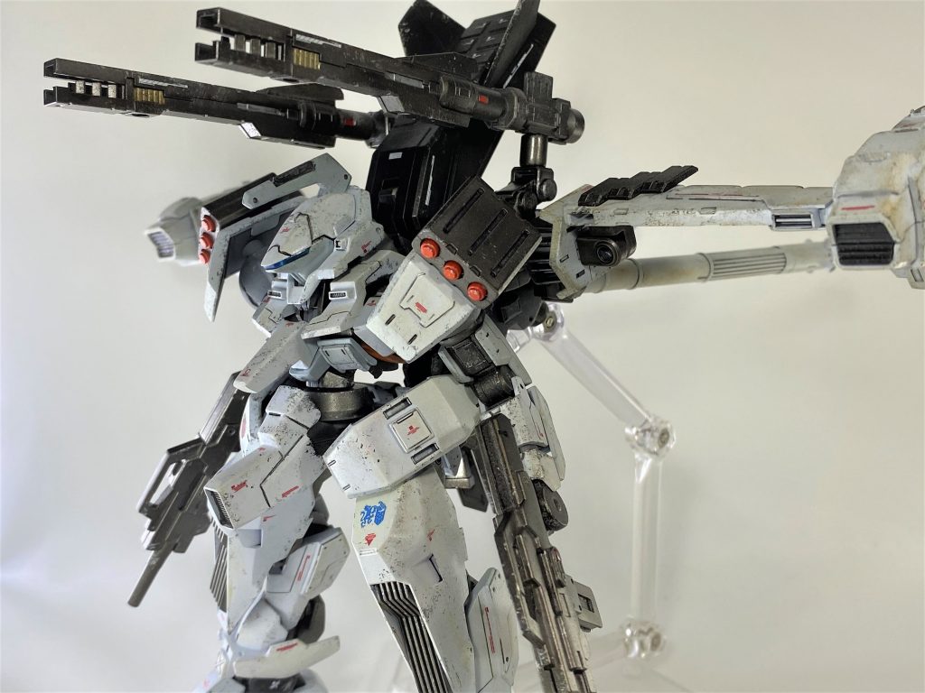 レギンレイズジュリアとは別のコンセプトの高機動型を目指しました。
戦闘中に柔軟な動きをするジュリアに対してこちらはヒット&アウェイを得意とするイメージです。