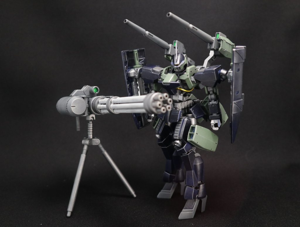 主装備のギガントガトリングと。武装&装備:① 6連装ギガントガトリング② 120㎜ ライフルキャノンx2③ ショートブレードx2④ 追加ブースターx4 両足と腰背面に装備