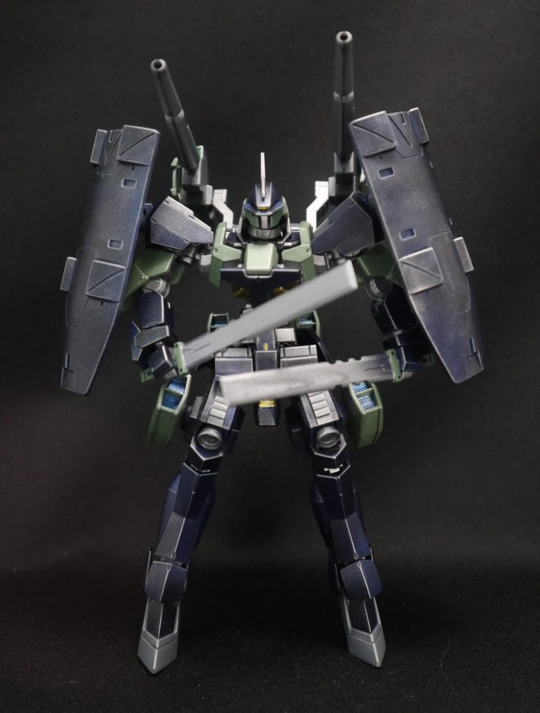 近接戦闘時のポージング。ライフルキャノンで中距離攻撃、近距離牽制をしながら、ショートブレード2刀流での近接戦闘スタイル。高い機動力と両肩のバインダーシールドも含めてバランスのとれた機体。