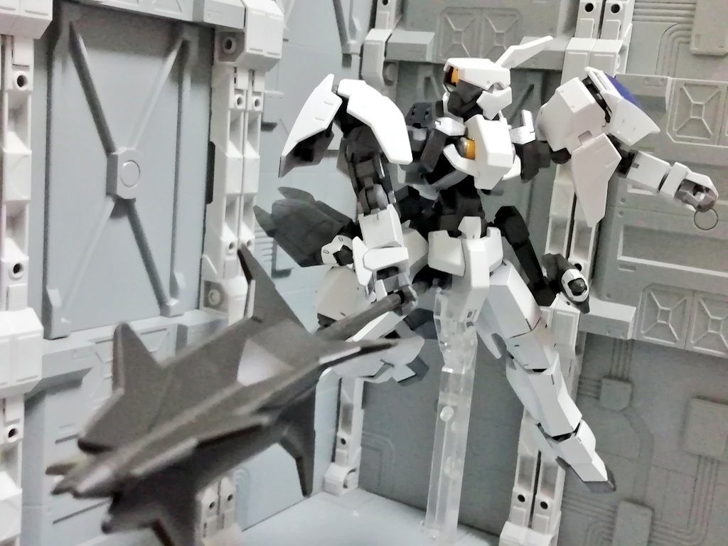 メインウェポンはもちろん三日月愛用のメイス。地球降下時にストック分を全てロストした為ジャンク屋から改めて取り寄せた