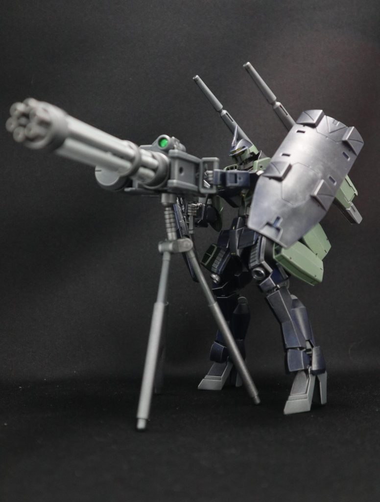 ギガントガトリングを構えて。トライポッドに伸縮機能があるので立った状態で無理なく構える事が可能。拠点防衛戦時にはバリケードを利用しながら大きな射角をとることが可能。