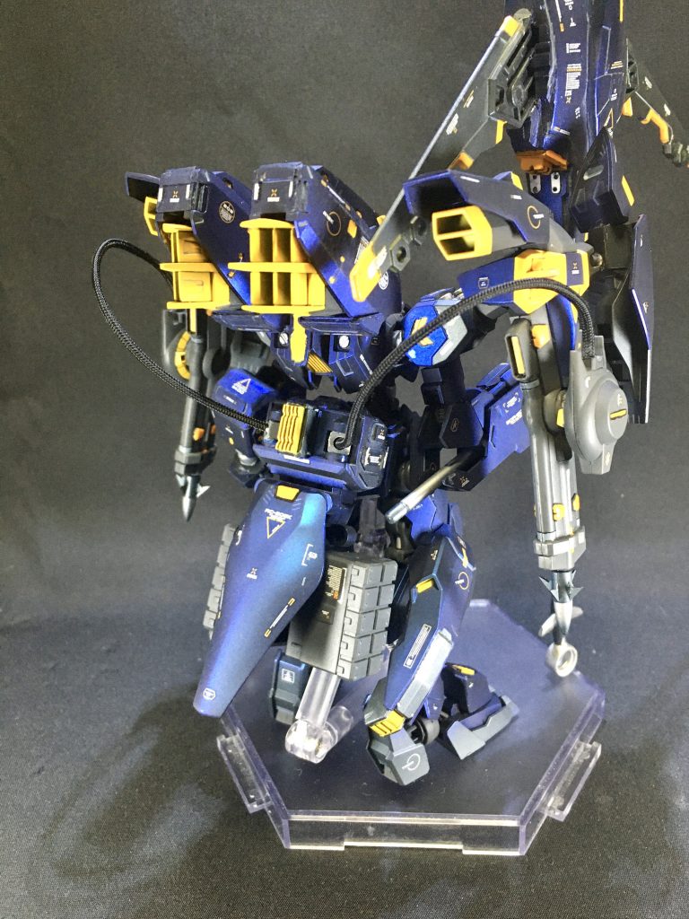 後面
グシオンリベイクフルシティの特徴の一つであった隠し腕を変更して推進機としてより相手に近づけるようにしている。
脚部や腰部に推進機が増設されて脅威の加速力を誇るようになった。
グシオンリベイクフルシティの腕部に装備されていたナックルガードが常に装備されている。ナックルガードがあった両腕にそれぞれ異なる装備がされた。