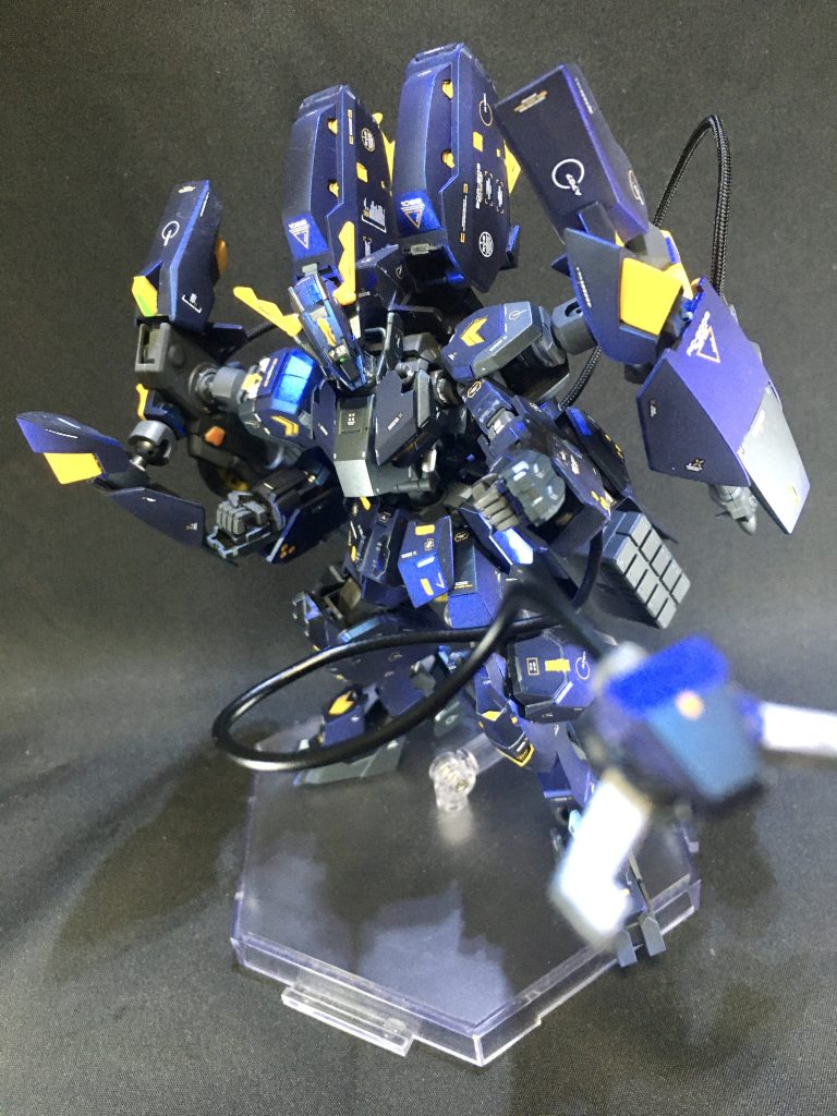 左腕に装備されたシザー・アンカーはシザーを発射することができる。相手の一部やスラスト・アンカーの取っ手を掴み引き寄せるなどのことができる