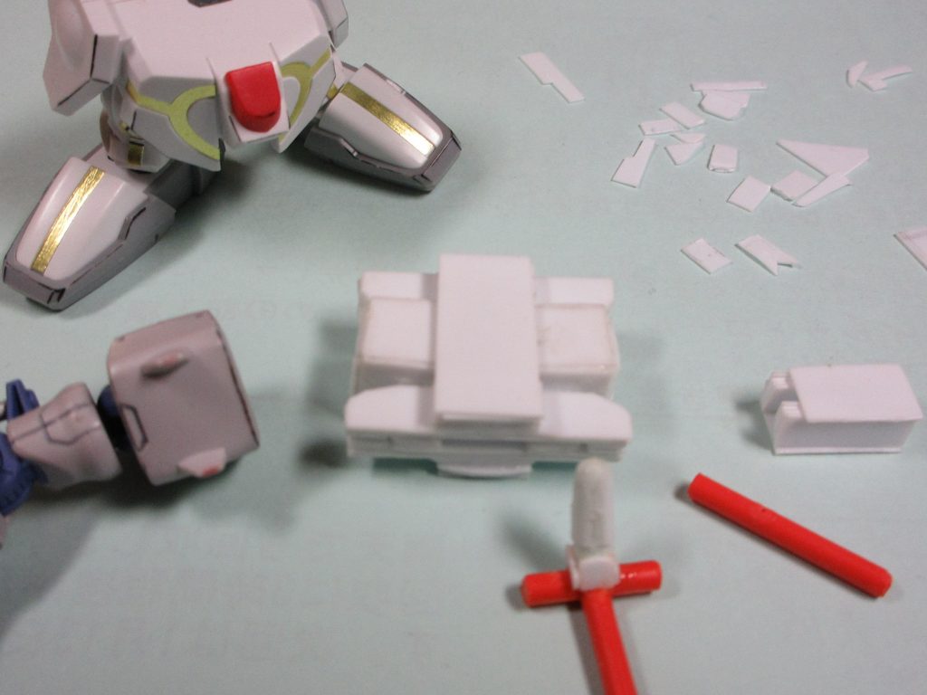 工作序盤。
肩と腰のギミック作製途中です。