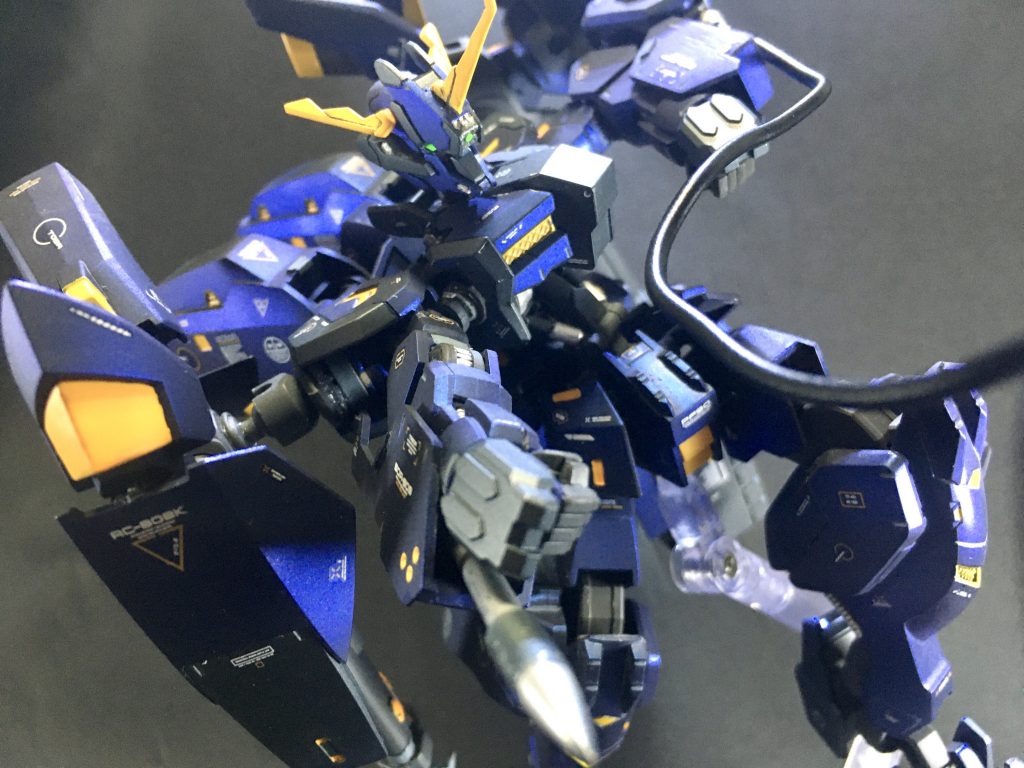 シザーアンカーで相手を引き寄せて――
    右腕に装備されたパイルバンカーで撃ち貫く!