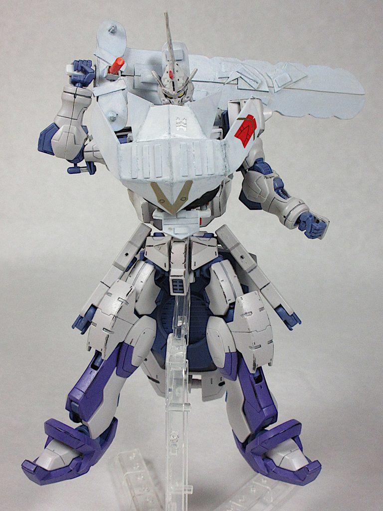 [Front]
胴体と武器は、ほぼプラ板で造っています。
作業内容は、まず肩の引き込み用スライドギミックを作製。
リアル→SD用下半身の切り替えギミック作製。
SD顔のデティール作製。
バイザー部の引き上げスライドギミック作製。
バイザー作製。