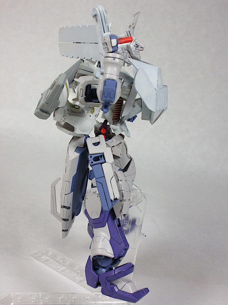 [Side]
腰部シリンダー兼ショックアブソーバーを
銅線を巻いたスプリングとランナーで作製。
可変式武器作製。