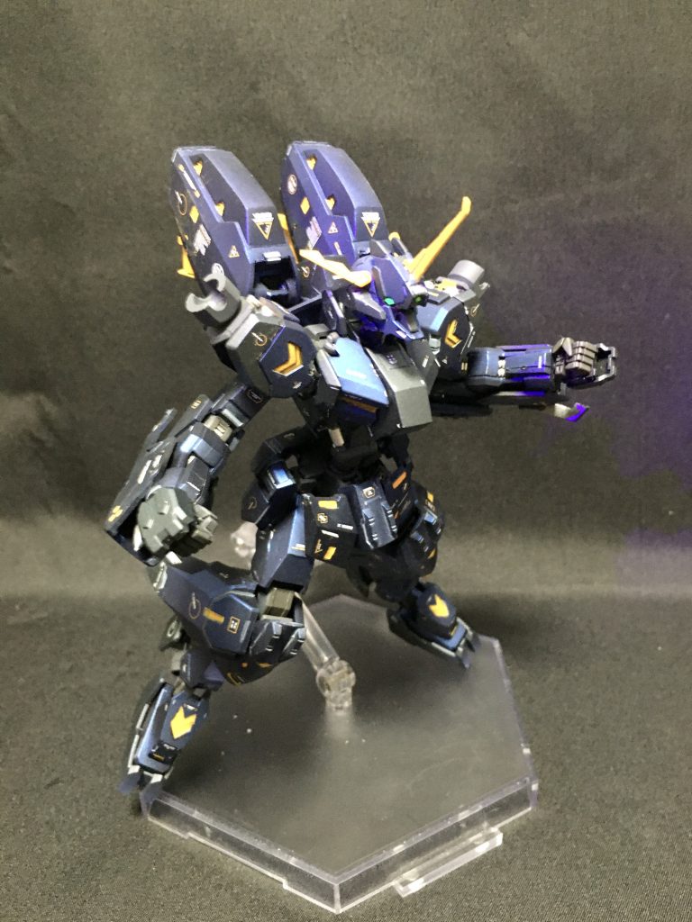 ディープアンカー・ユニットをパージして軽装モードへ
<カラーレシピ>
・メインカラー1:メイン装甲
 Mrクリスタルカラー サファイアブルー
・メインカラー2:アンテナなど
 Mrカラー:黄橙
・メインカラー3:胸部の装甲など
 Mrカラーシルバー+ブラック+メタリックダークブルー
3:2:5 (……ぐらい?ちょっとあやふや 若干青味がかった黒がほしかったため
差し色
タミヤカラー エナメル オレンジ
ガンダムマーカー シャインシルバー