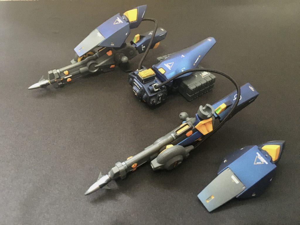 <ディープアンカー・ユニット>
本機の腰から伸びて両肩に装備されている。
この装備は大型のアンカー射出ユニットである。遠方にいる相手にアンカーを狙い突き刺し、相手を逃さないようにする。
ワイヤーが簡単に切られないようにするため太いもので長距離を狙うため、ワイヤーのスペースを確保するため延長部分を腰のユニットに装備することになった。