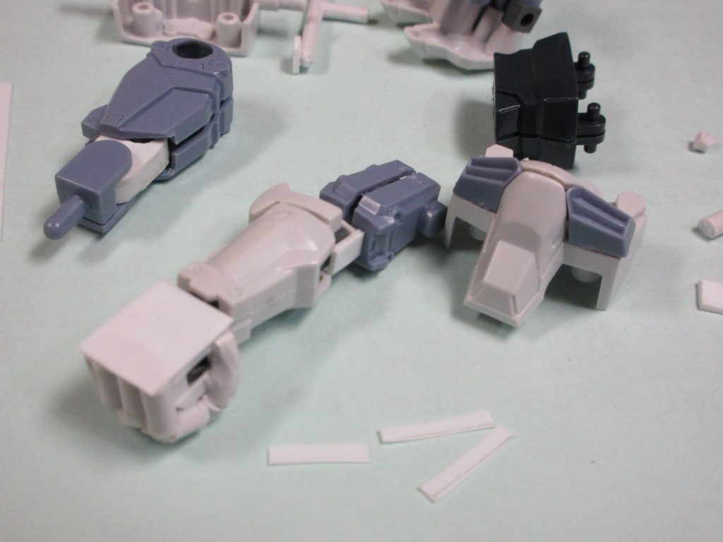 肘膝ポリパーツカバーと大型ハンドパーツの
バランスチェック中。
この時期のキット買ったの初めてだったのですが、
最初は
「手がポリキャップってなんやねん⁉
 プニップニッやんけ、
 肉球ちゃうんやぞ⁉」
と、なりました。