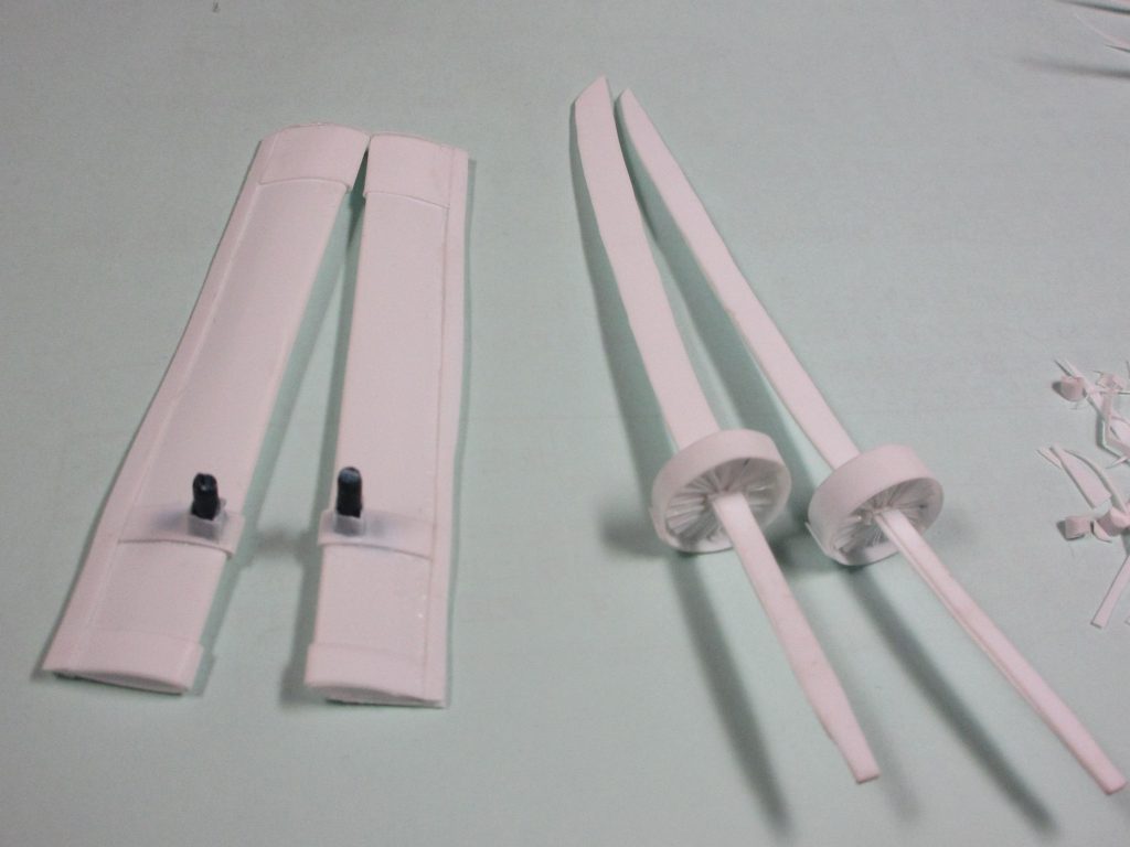 工作終盤、武器と鞘です。
実は一度作り直しています。