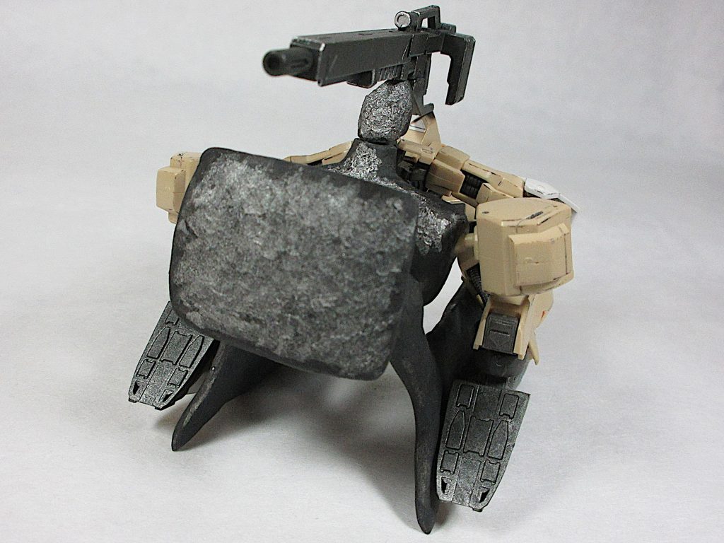 人型形態時背面に回していた
重量があって邪魔な装甲板を前面に配置。
機体本体を折り畳み装甲板に隠れる事で
前方投影面積を減らし、
バインダー部の履帯で走行、
人型兵器に対して圧倒的な優位を得る
身も蓋もない突撃形態(つまり戦車)!