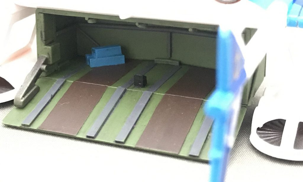 プラ版とプラ棒の組み合わせです。
搬送レーン、資材、2階通路、天井照明など